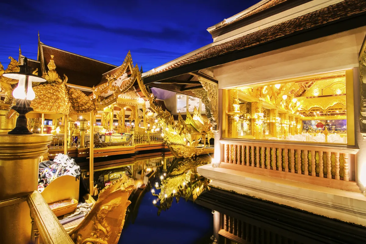 ห้องอาหารสุดอลังการภูเก็แฟนตาซี