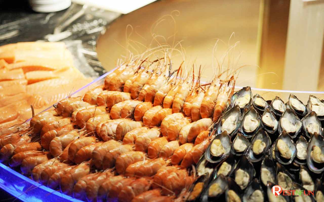 Thai and international food buffet on dinner cruise