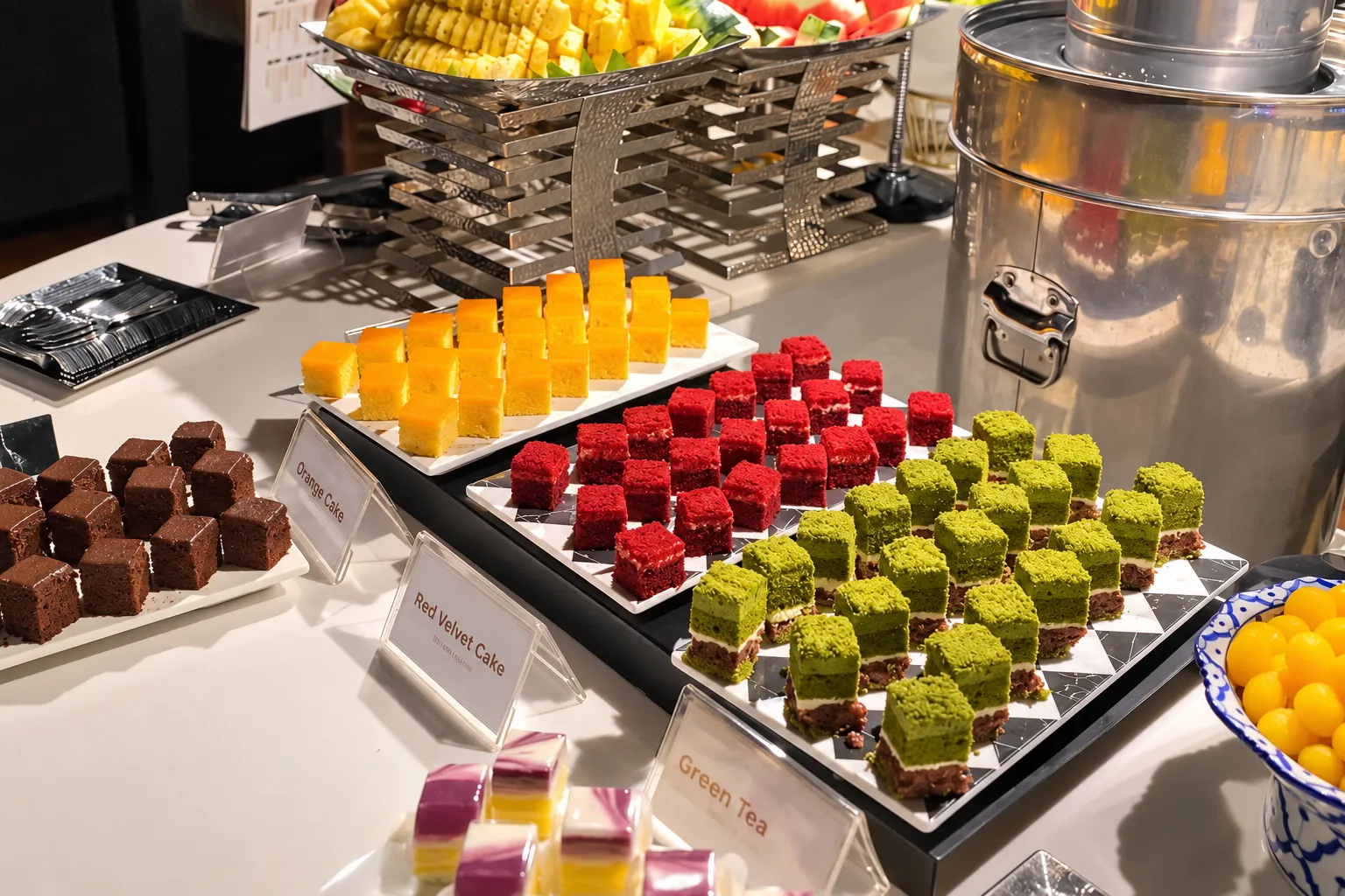 เค้กและขนมหวานเสิร์ฟบนเรือบุฟเฟ่ต์เจ้าพระยาเดอะโอปูเล้นท์