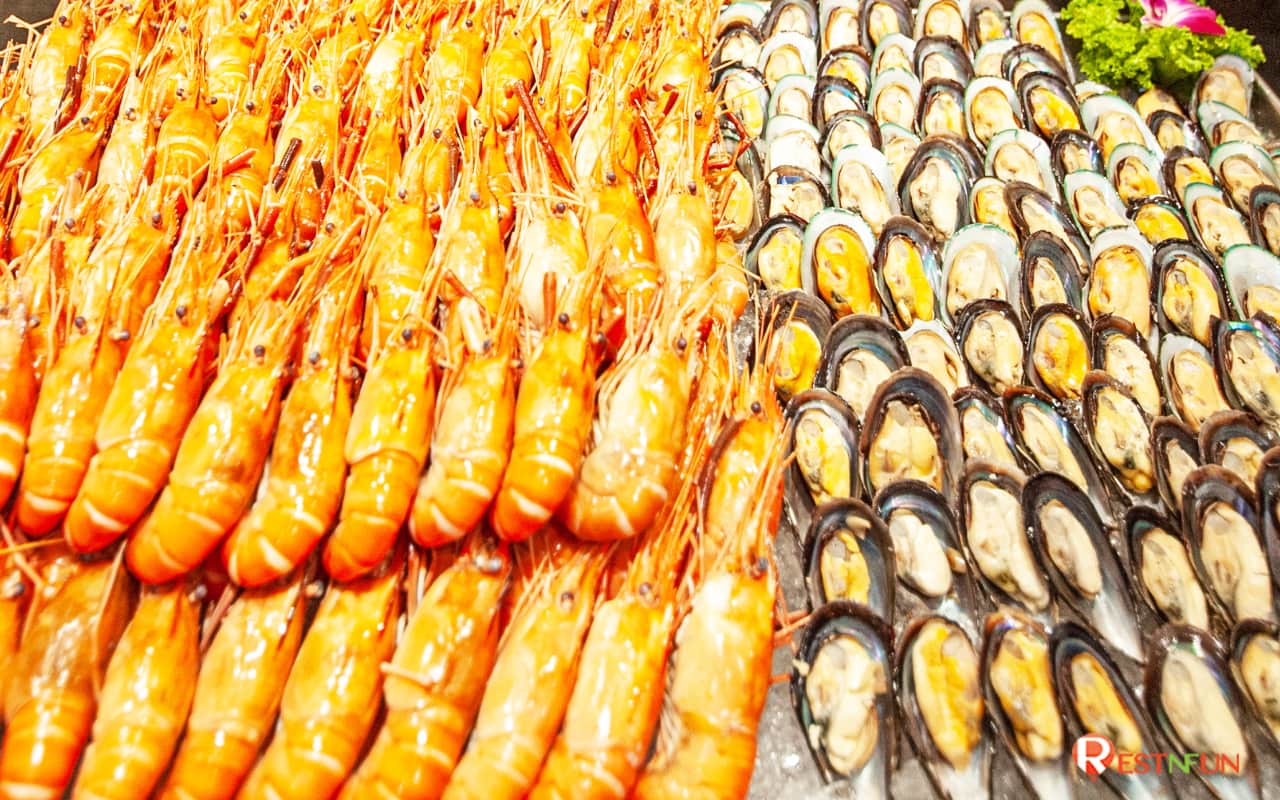 Seafood menu on chao phraya river cruise with Chaophraya Cruise