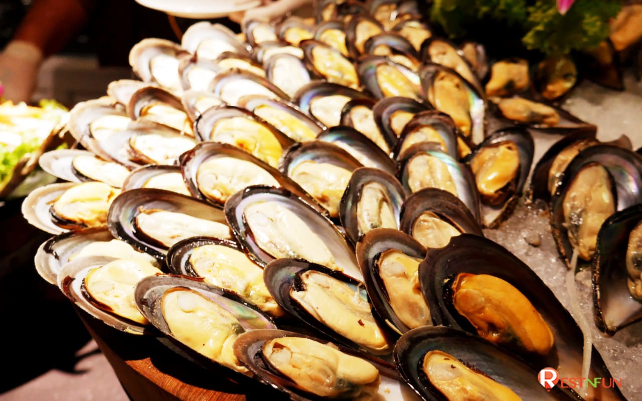 The seafood menu on the Chao Phraya River buffet cruise can be filled unlimitedly