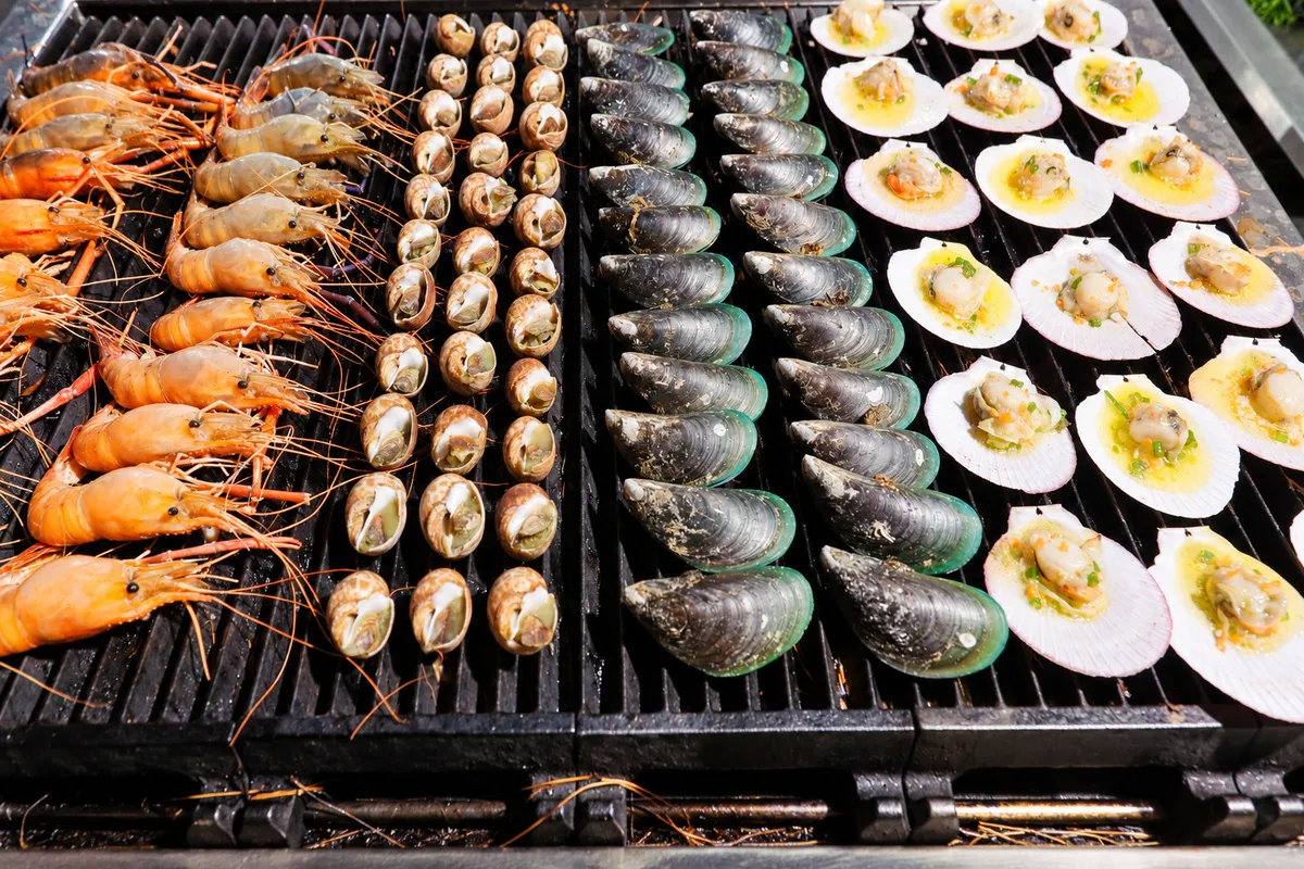 เชฟย่างกุ้งตัวใหญ่ เมนูอาหารทะเล ตักได้แบบไม่อั้น