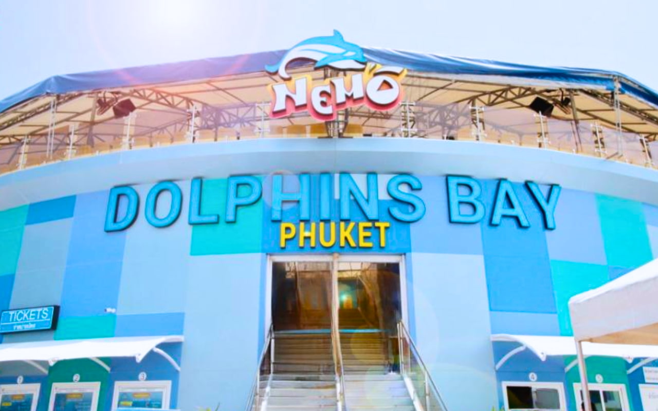 Atmosphere surrounding the Phuket Dolphin Show area