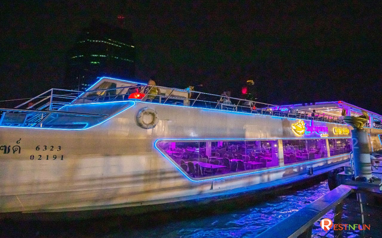 Take a buffet cruise on the Chao Phraya River on the Smile Riverside