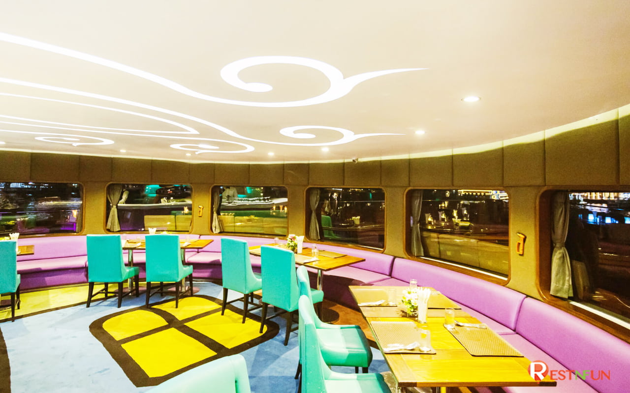 Atmosphere inside the Wonderful Pearl, Chao Phraya River Dinner Cruise