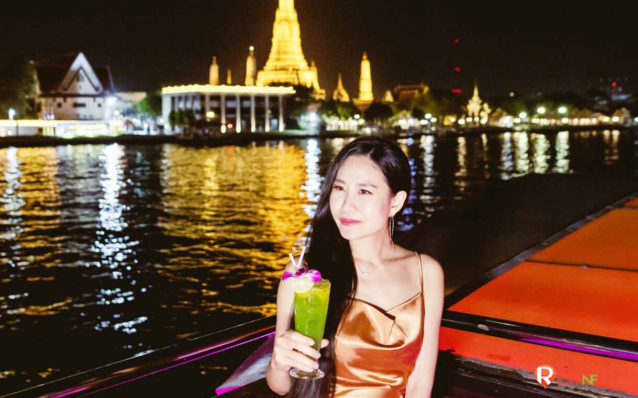 See the beautiful view of the Chao Phraya River at night