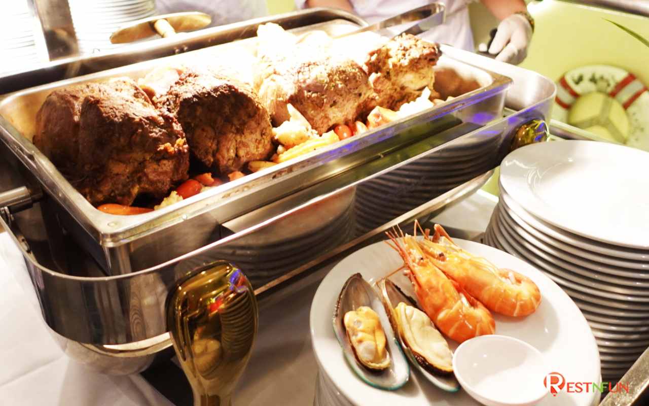 Enjoy a wide variety of food menu on the Chao Phraya Princess