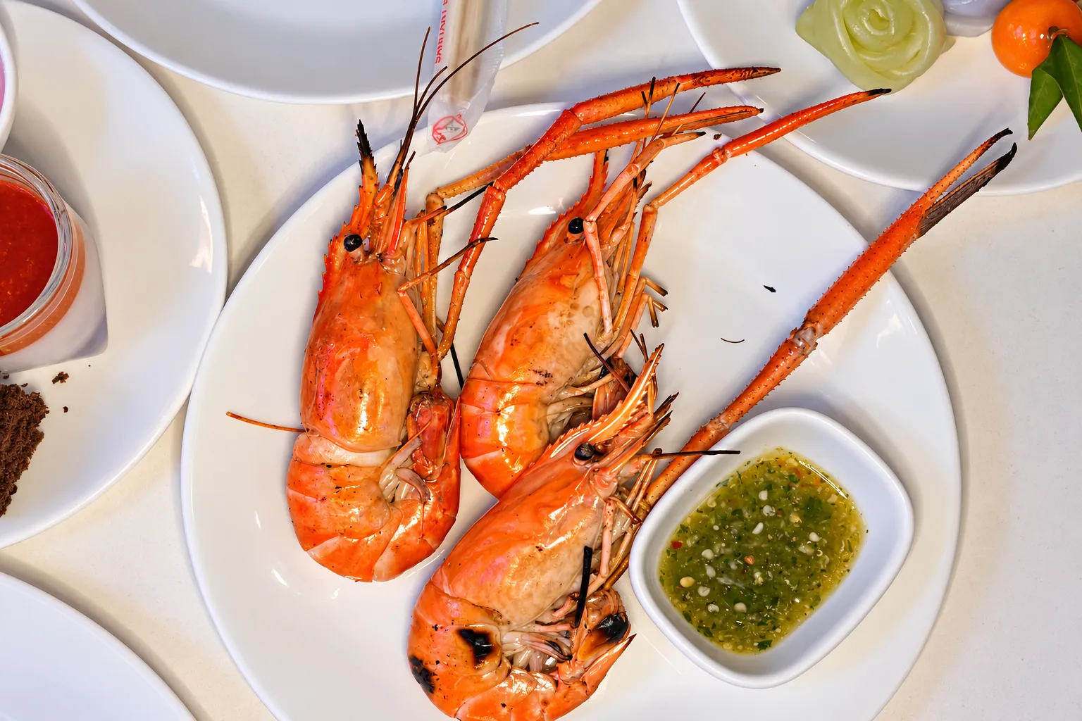 เมนูกุ้งแม่น้ำตัวใหญ่ย่าง อร่อยมาก เสิร์ฟตลอดล่องเรือสไมล์ ริเวอร์ไซด์