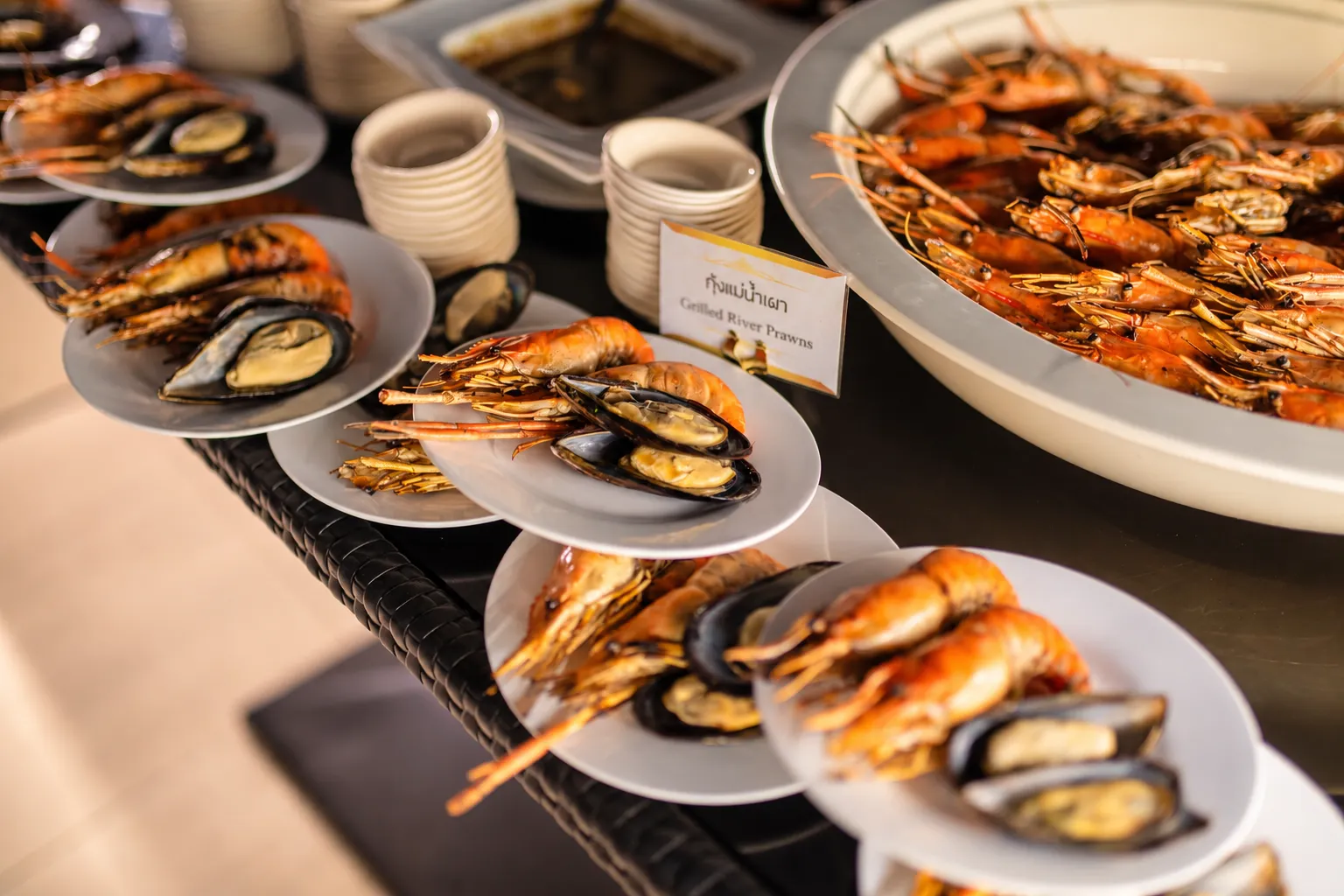 เมนูซีฟู้ดย่าง กุ้งอร่อย เสิร์ฟบุฟเฟ่ต์บนเรือสำราญบางกอกเจ้าพระยา ครูซ