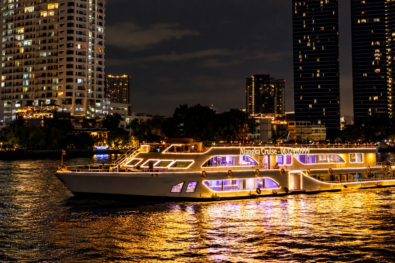 เรือดินเนอร์เจ้าพระยาวีว่า อลังกา ครูซ แสงไฟสวย เรือลำใหญ่