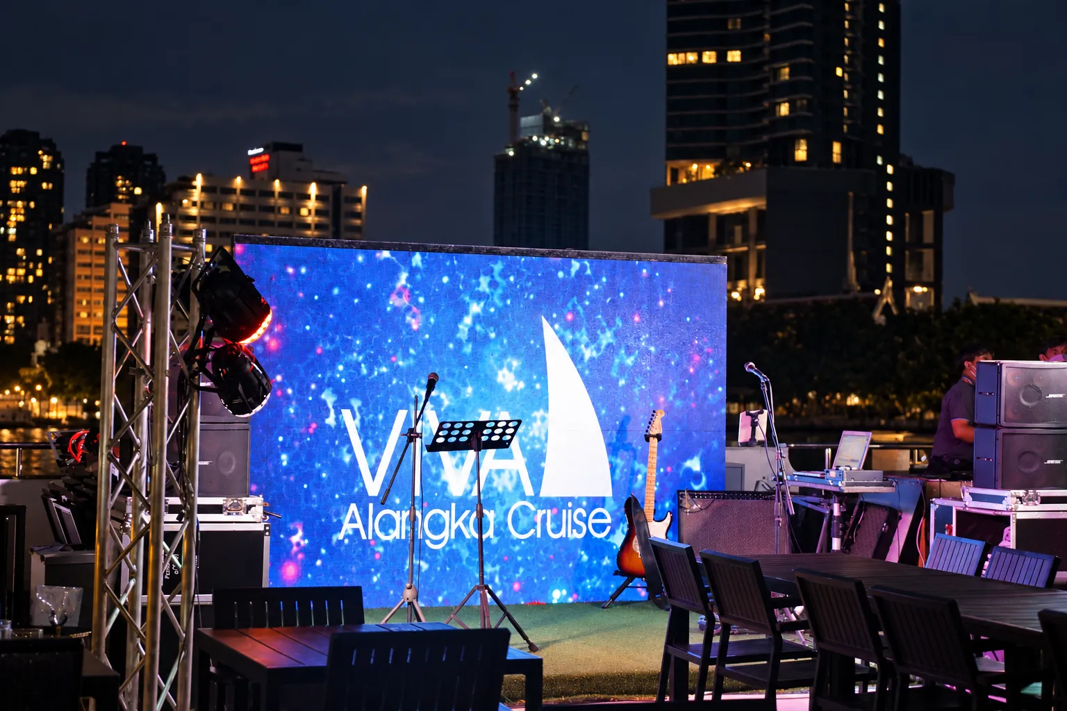 เวทีโชว์เอนเตอร์เทนบนเรือบุฟเฟ่ต์วีว่า อลังกา ครูซ