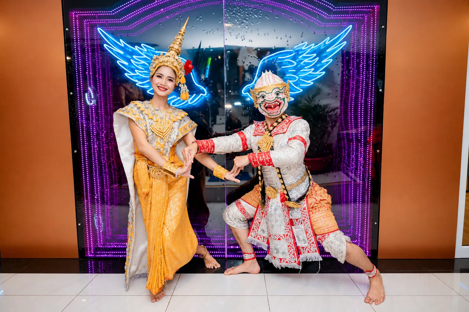 โชว์รำไทยยอดเยี่ยมสนุกมาก ชมได้บนเรือดินเนอร์ยูนิคอร์น ครูซ