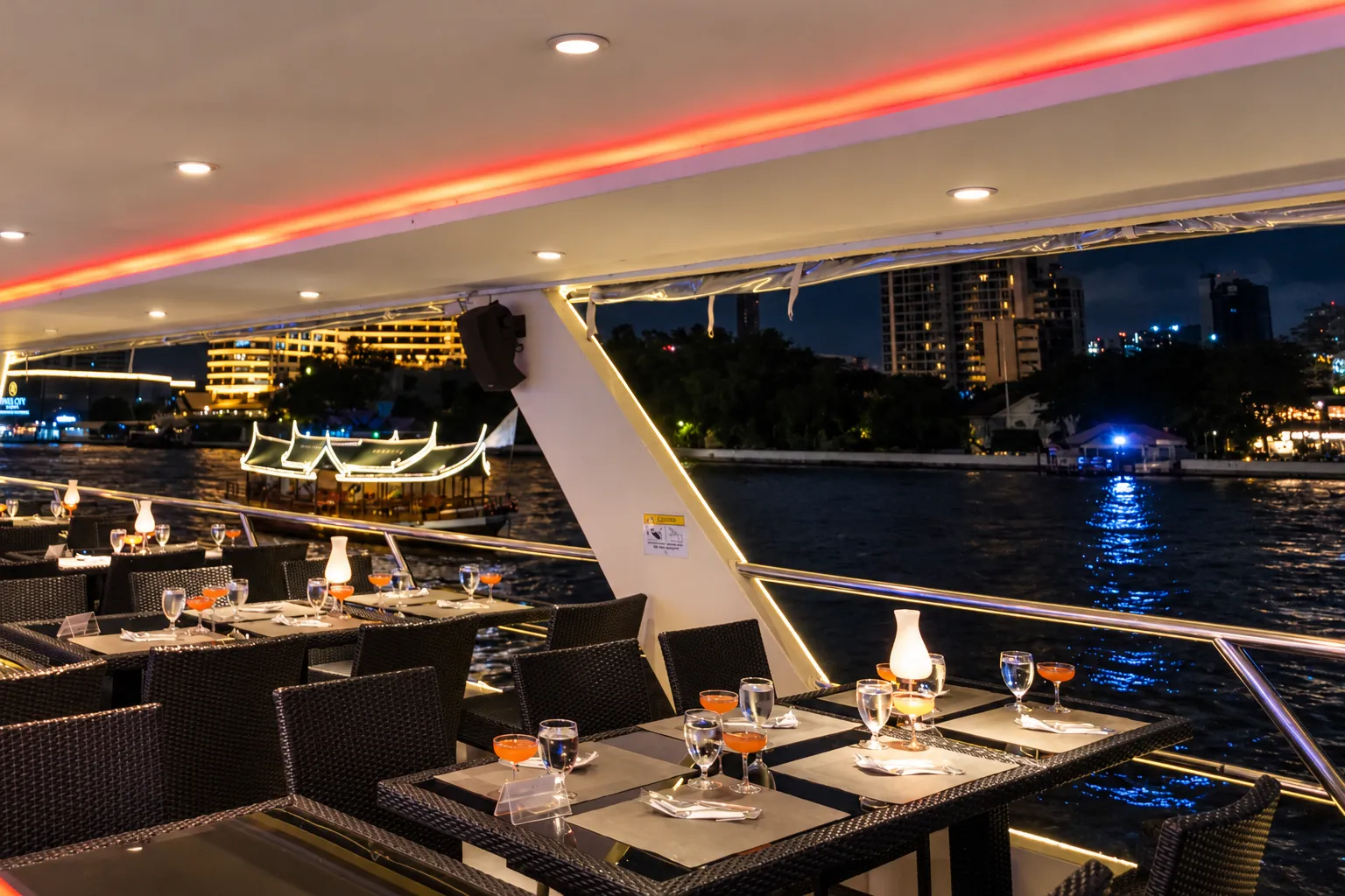 โซนที่นั่งโซนโอเพ่นแอร์ ชั้น2 ล่องเรือเจ้าพระยาปริ๊นเซส