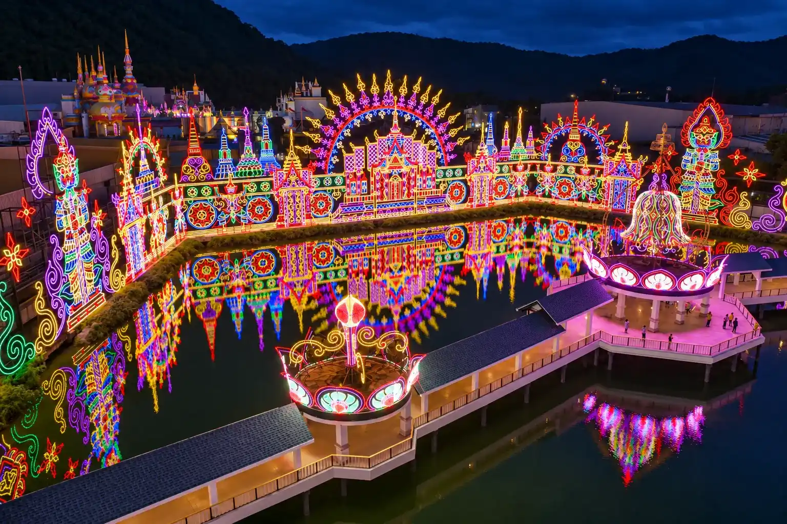 โซนโชว์ไฟ kingdom of Light สวยมาก คาร์นิวัลเมจิก ภูเก็ต