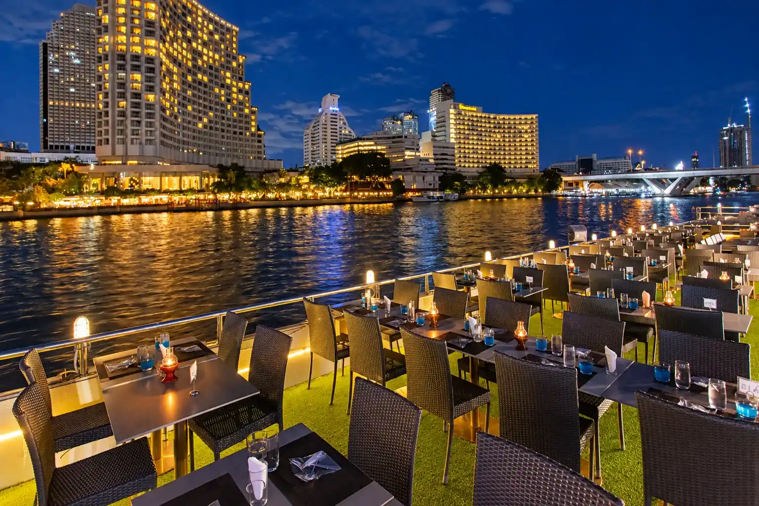โต๊ะดาดฟ้าเรือบุฟเฟ่ต์อลังกา ครูซ บรรยากาศดีมาก