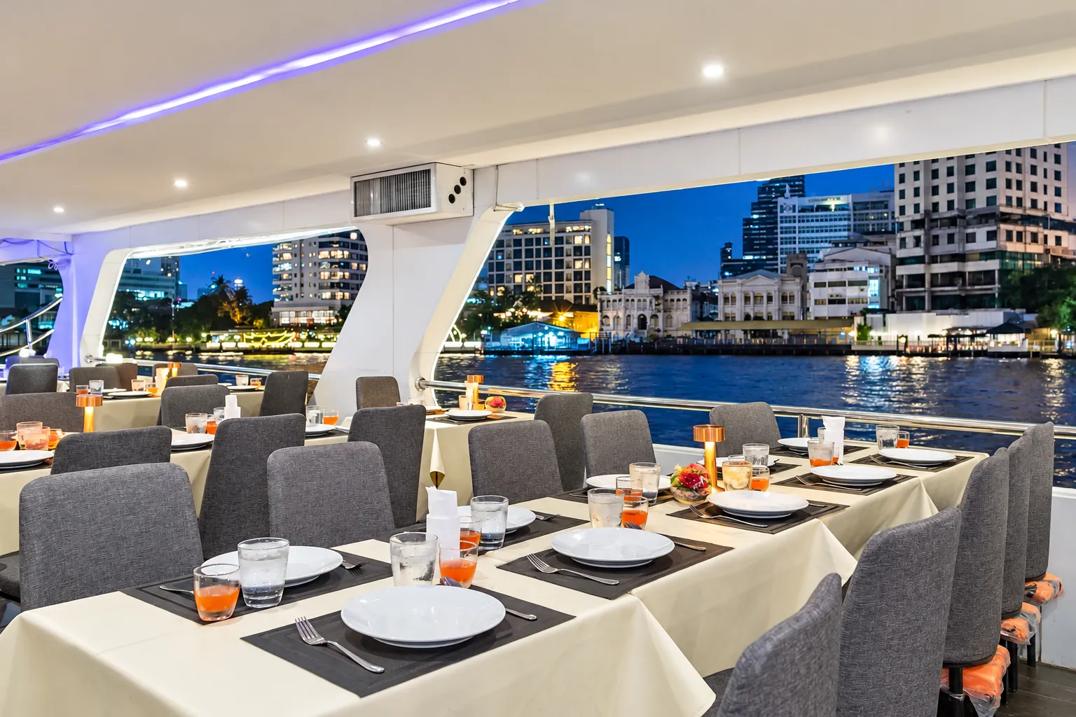 โต๊ะที่นั่ง ชั้น2 โซนโอเพ่นแอร์ Meridian Cruise