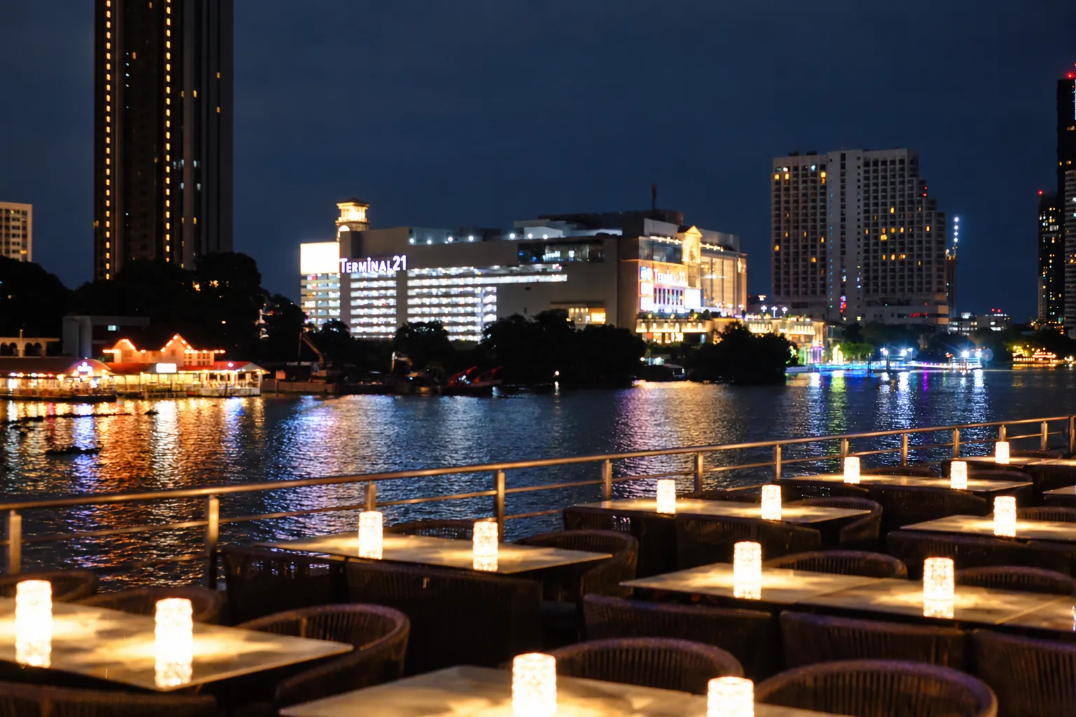 โต๊ะที่นั่งดาดฟ้า ลมพัดเย็นสบาย เรือสวัสดีเจ้าพระยา