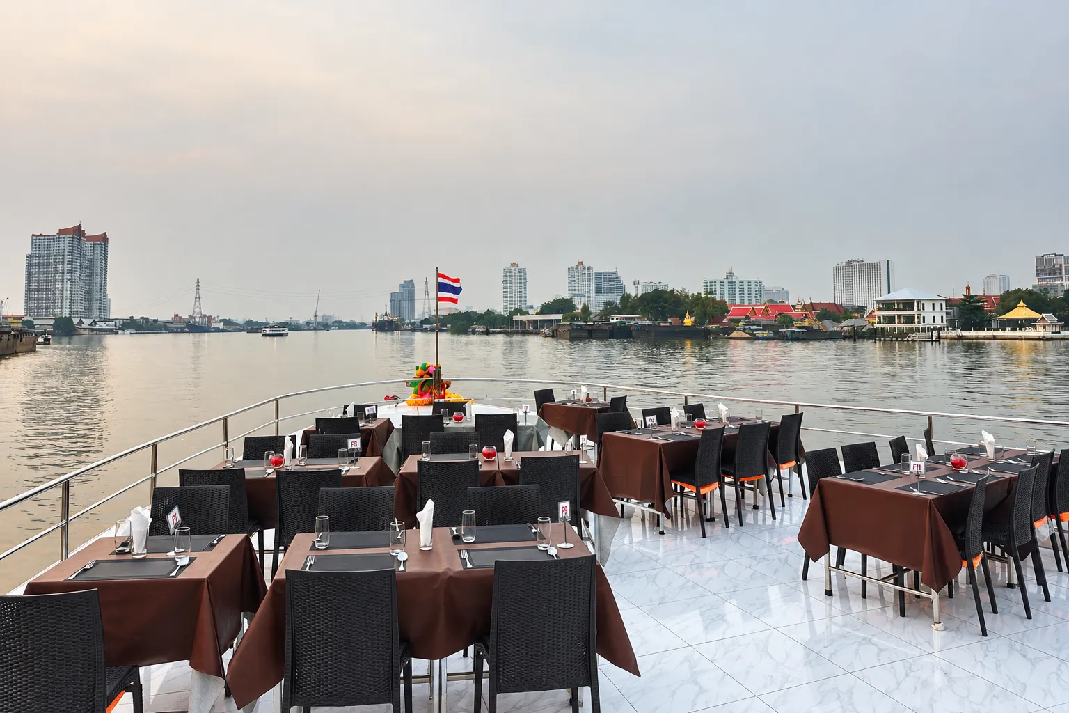 โต๊ะที่นั่งหัวเรือชมวิวแม่น้ำเจ้าพระยาล่องเรือบุฟเฟ่ต์ยูนิคอร์น ครูซ