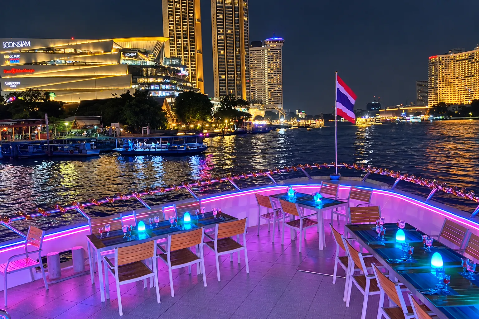 โต๊ะที่นั่งโซนหัวเรือ บรรยากาศดี ลมพัดดี